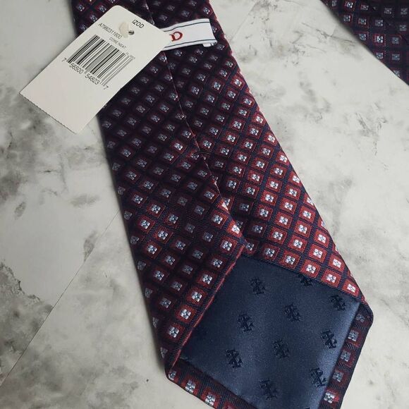 NWT IZOD Maroon and Blue Men's Silk Tie - Picture 5 of 6